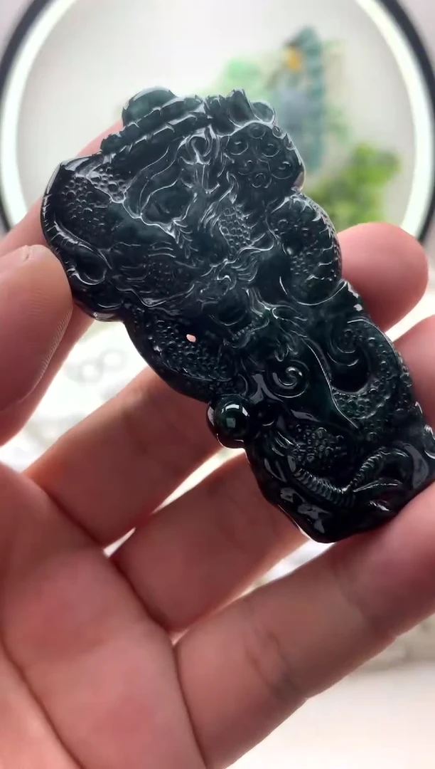 翡翠未镶嵌颈饰龙牌