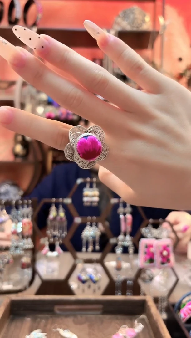 织绣云织谣民族风精美饰品 388