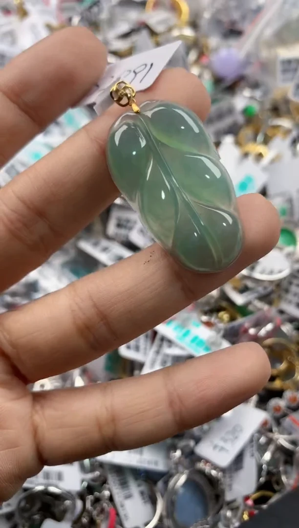 18K金镶嵌戒指翡翠888           5