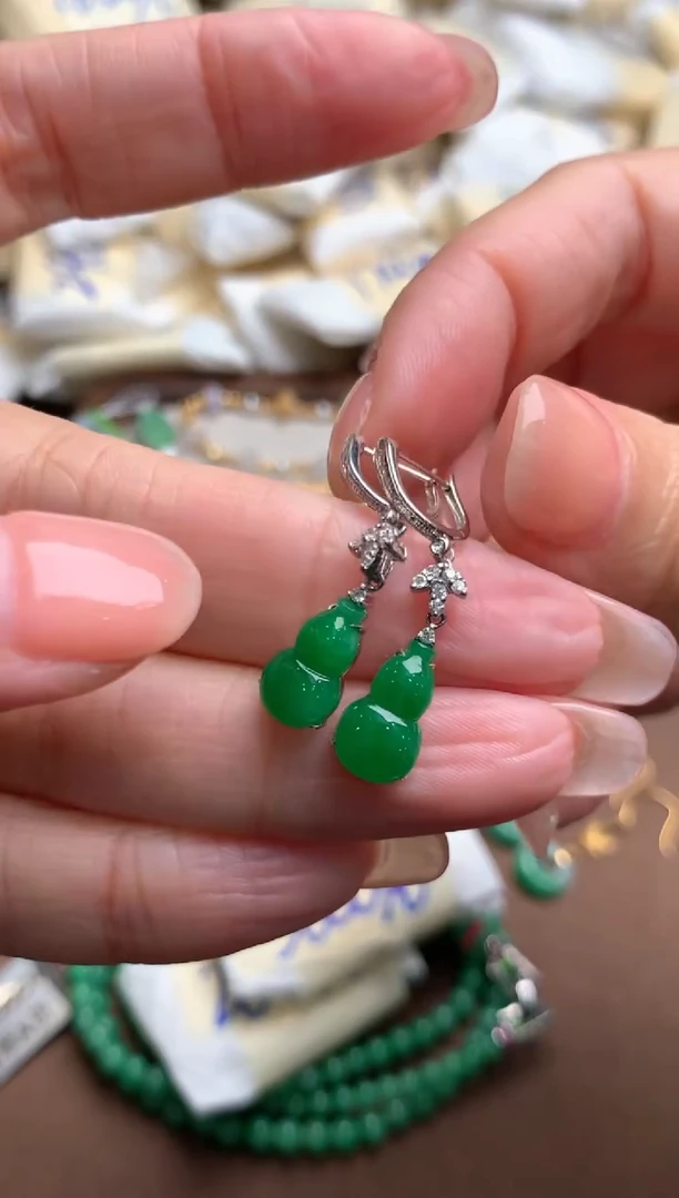 18K金镶嵌挂件翡翠一