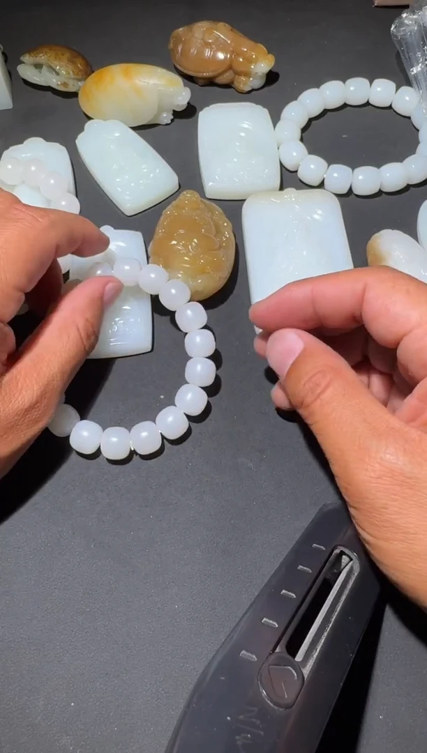 未镶嵌和田玉（糖玉）车挂和田玉