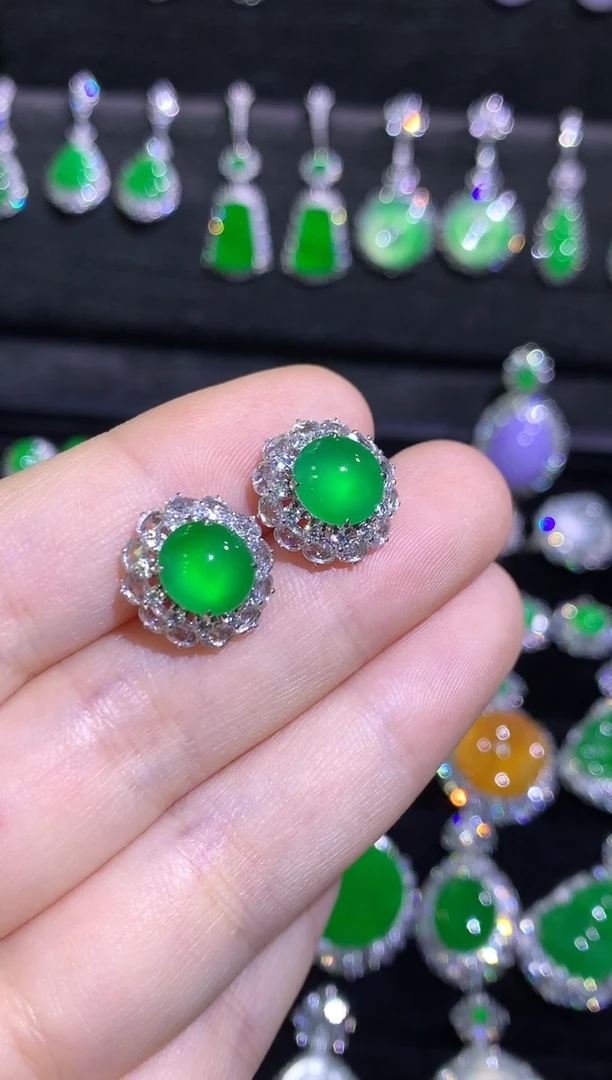 18K金镶嵌翡翠耳饰高冰满绿蛋面