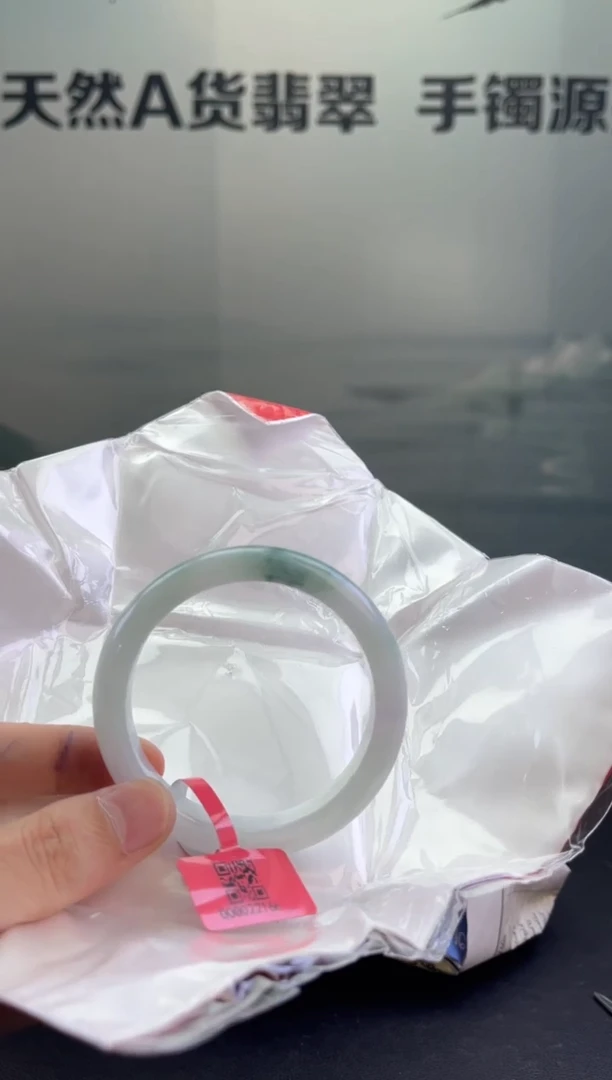 翡翠手镯未镶嵌翡翠手镯
