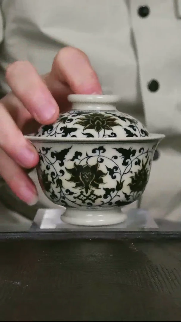 青花釉里金缠枝莲盖碗