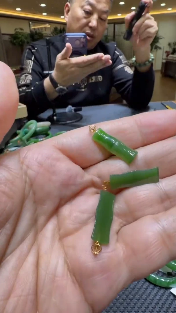 颈饰18K金镶嵌和田玉挂件多样性发一