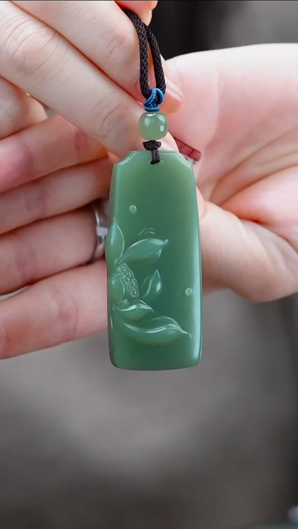 吊坠(赠链)未镶嵌和田玉荷花牌