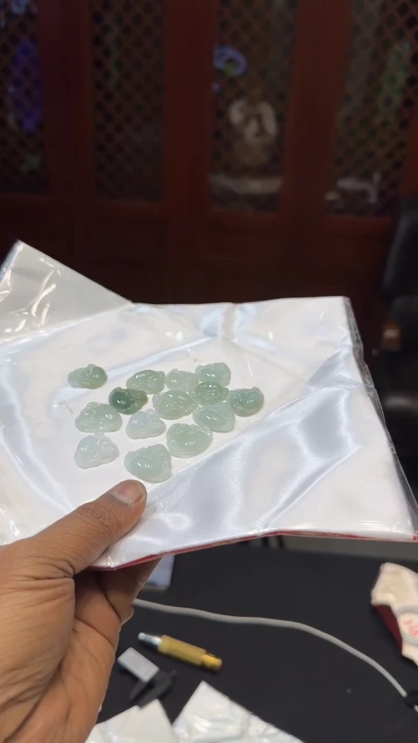 【闪购商品】翡翠手镯未镶嵌佛公挂件随机发一