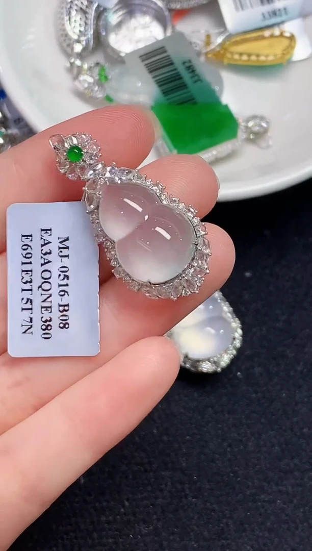 吊坠(不含链)18K金镶嵌翡翠LSR多样性发其一