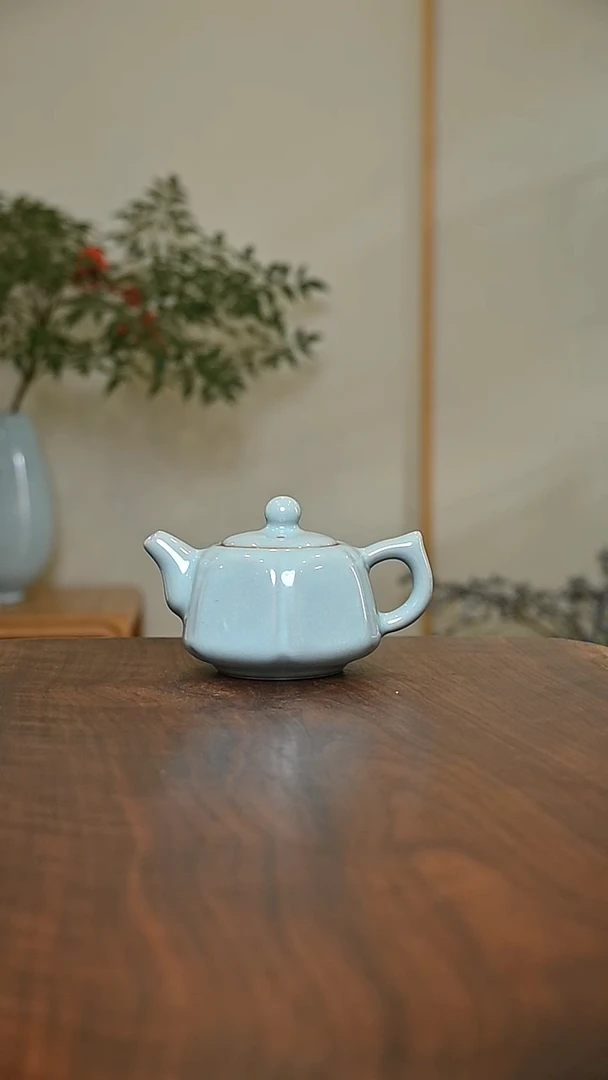 六合泰平壶 天青 微瑕 朱家汝窑款