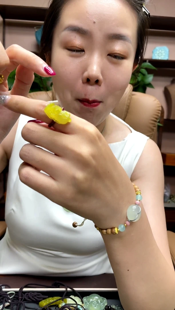 岫玉未镶嵌颈饰多样性发货发其中之一