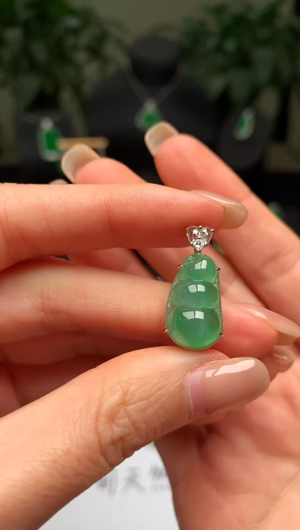 颈饰18K金镶嵌翡翠福豆