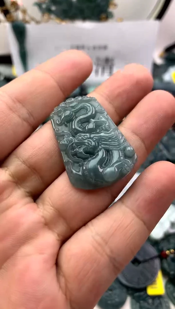 翡翠未镶嵌颈饰龙牌