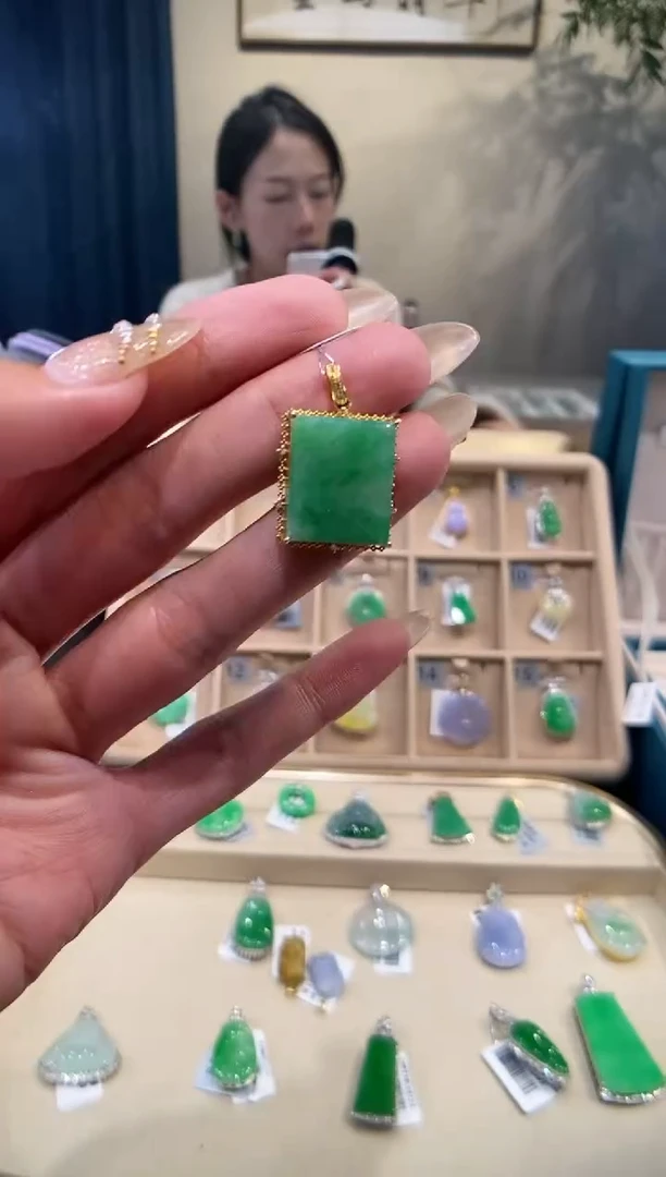 【闪购商品】翡翠吊坠(不含链)18K金镶嵌无事牌