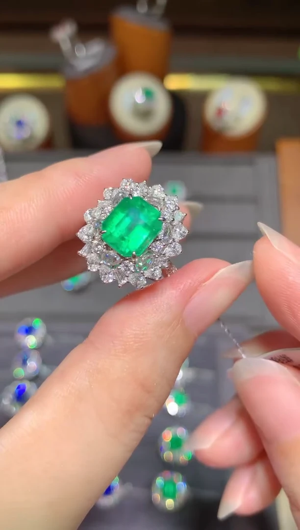 祖母绿戒指18K金镶嵌2.2CT