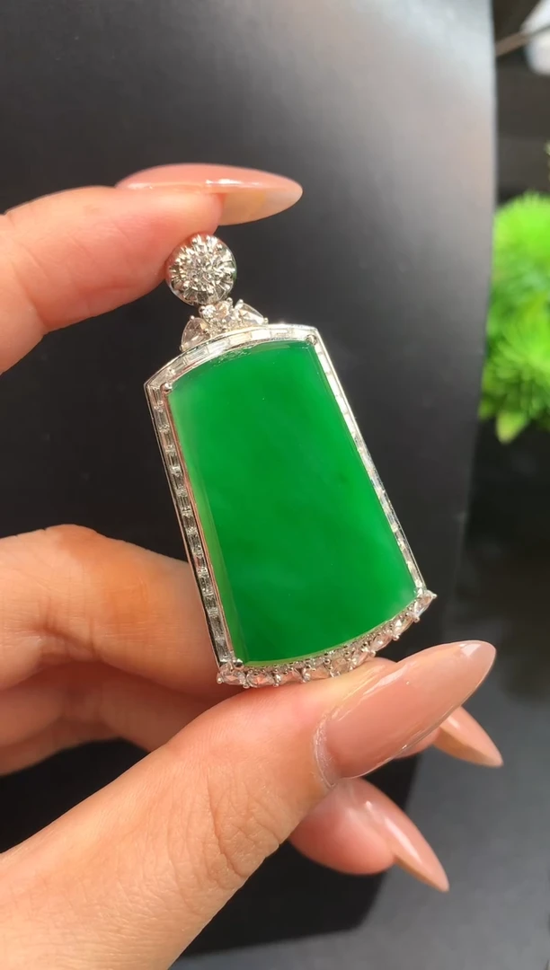 颈饰18K金镶嵌翡翠无事牌