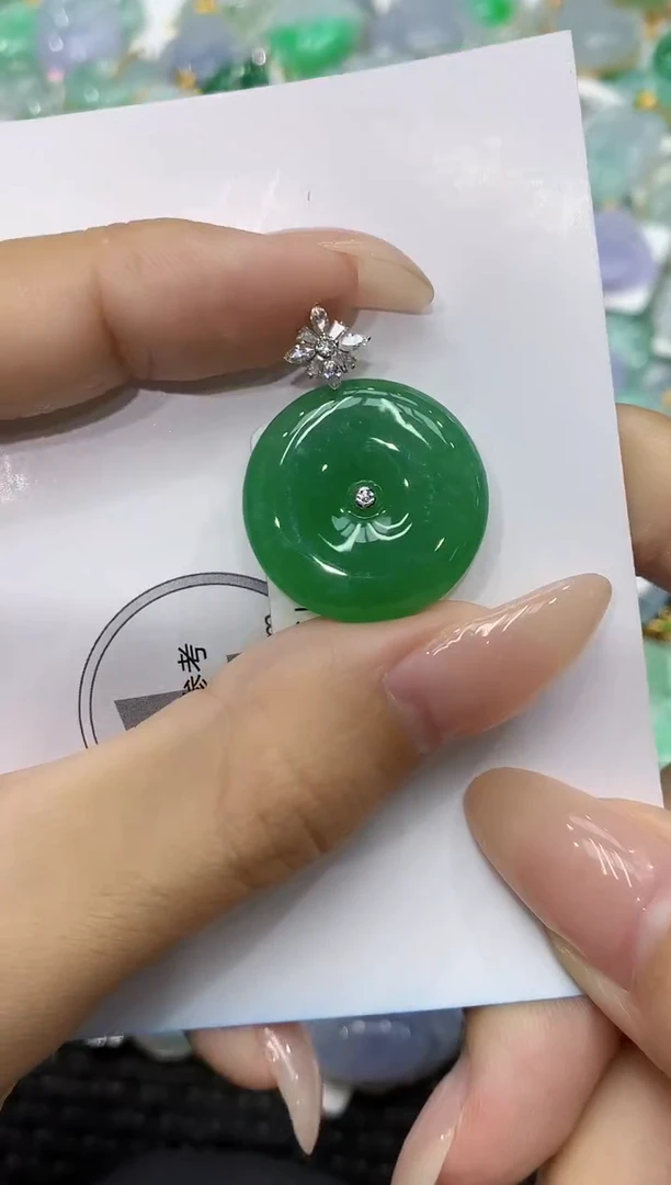 颈饰18K金镶嵌翡翠111111111111