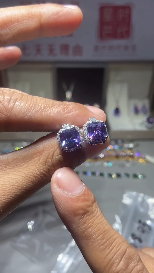 耳钉蓝宝石铂Pt950镶嵌紫色