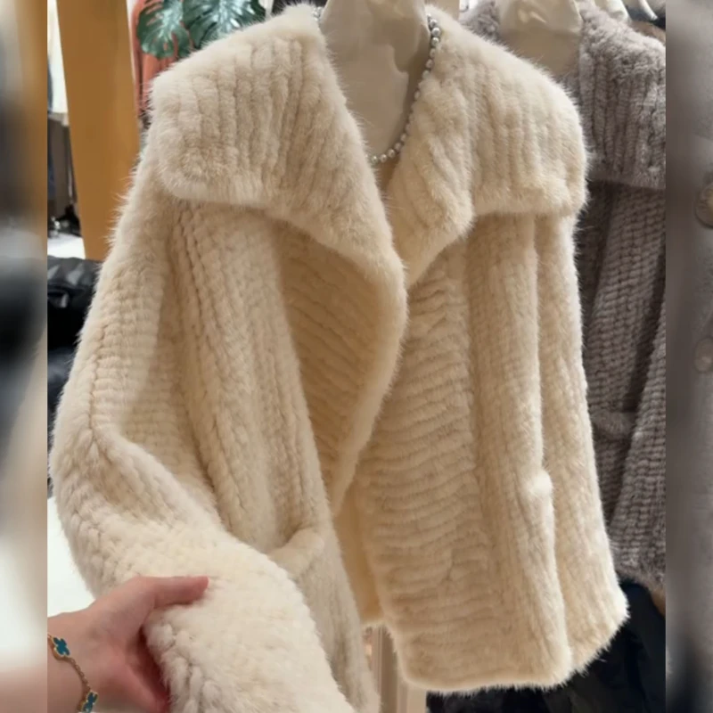 富家千金杏白色翻领舒适毛衣女2025冬季新款宽松别致绝美针织开衫