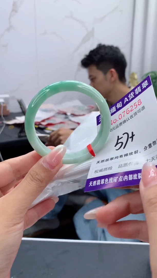 未镶嵌手镯翡翠有纹，完美者勿拍