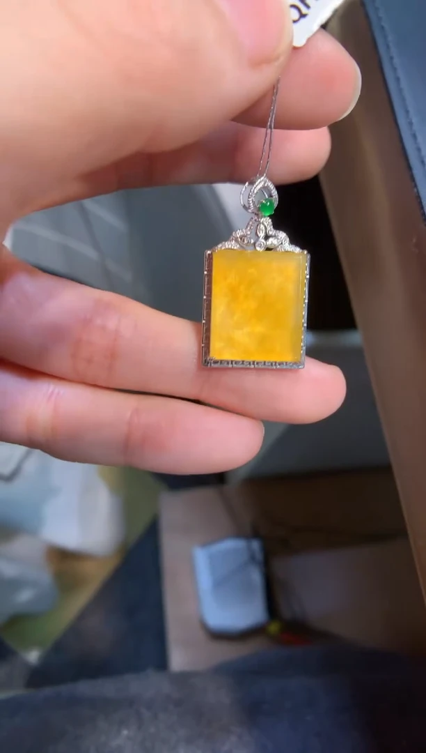 颈饰18K金镶嵌翡翠无事牌