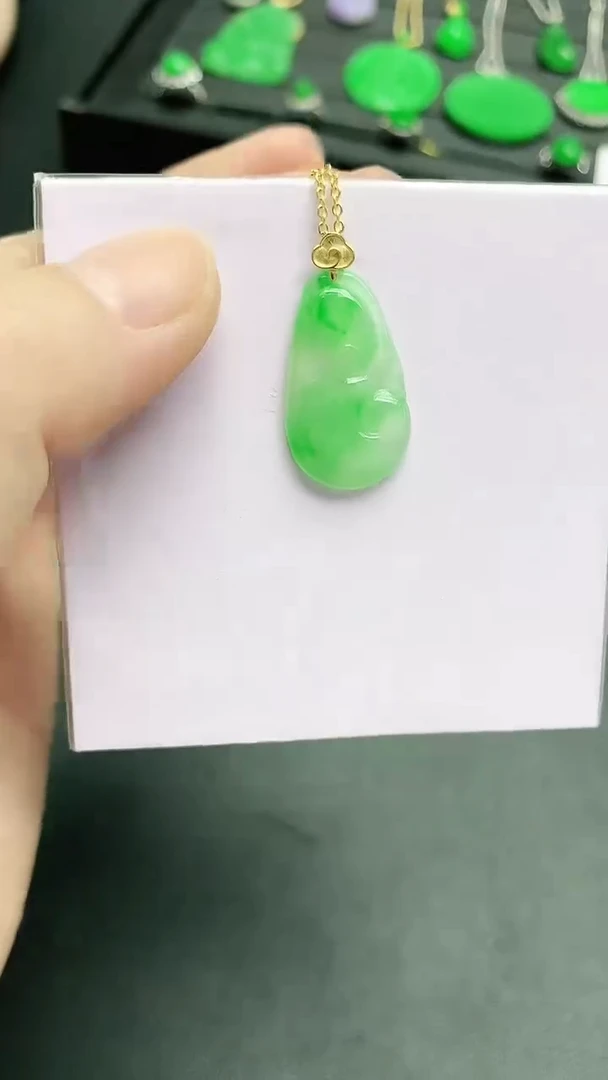 颈饰18K金镶嵌翡翠赠礼盒证书