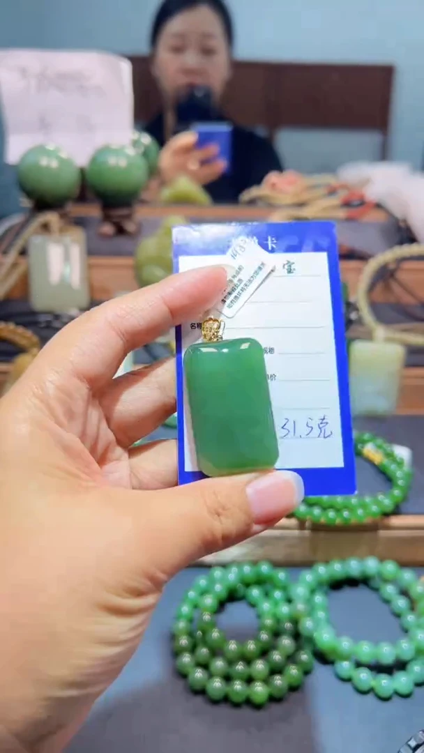 颈饰18K金镶嵌和田玉（碧玉）1