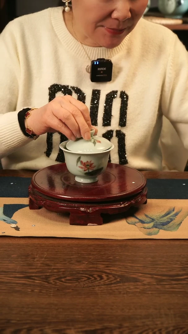 【闪购商品】釉中彩 荷花画 二才盖碗