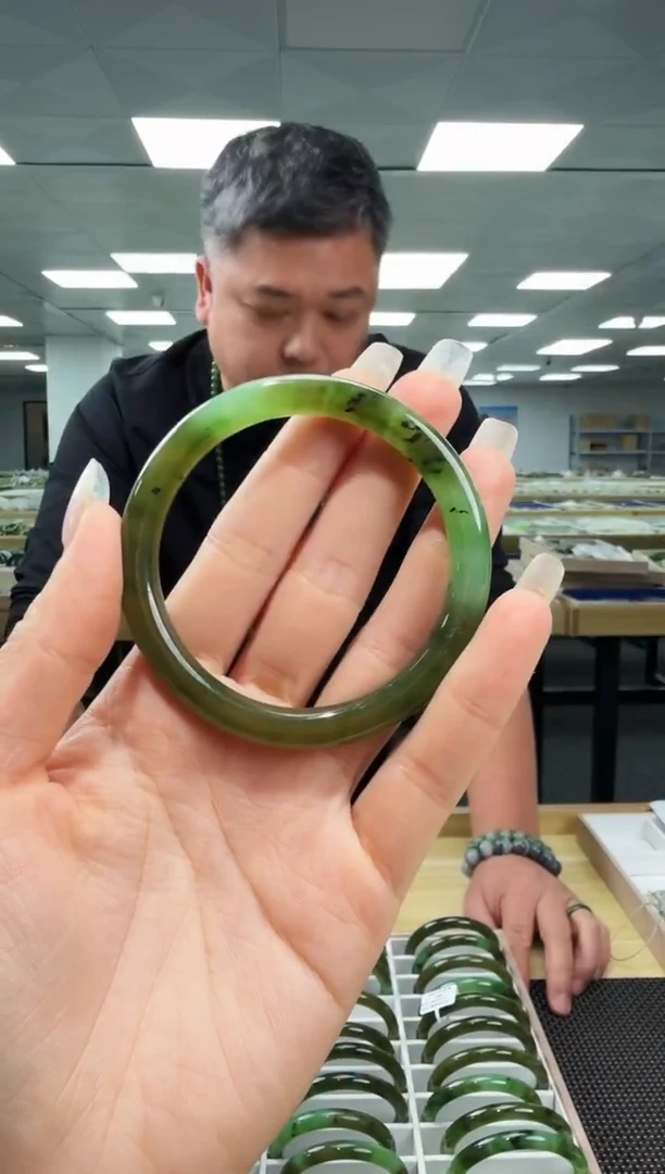 未镶嵌手镯和田玉乌兰海苹果绿半糖手镯 多样性发一 圈口备注