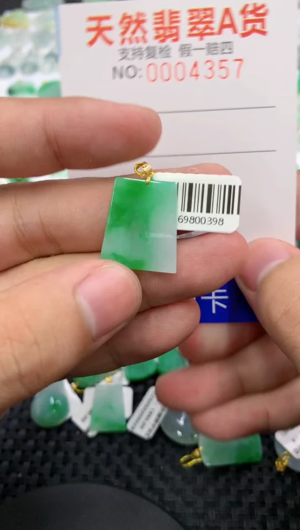 翡翠18K金镶嵌颈饰11111111111