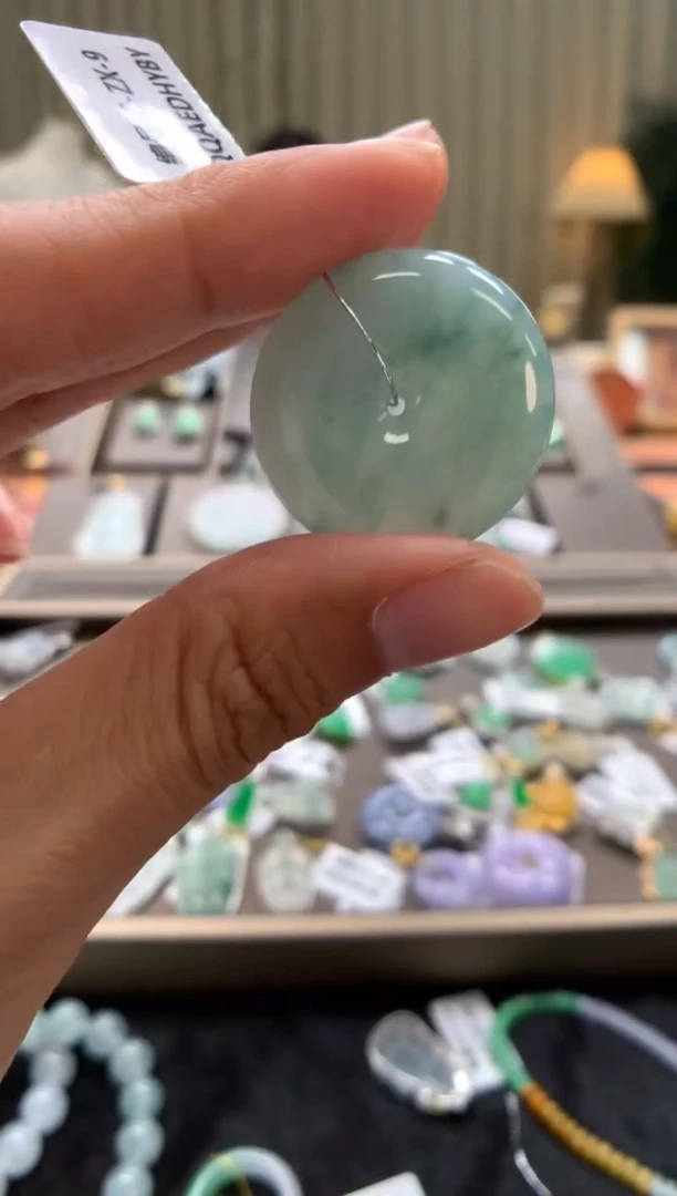 翡翠未镶嵌颈饰平安扣