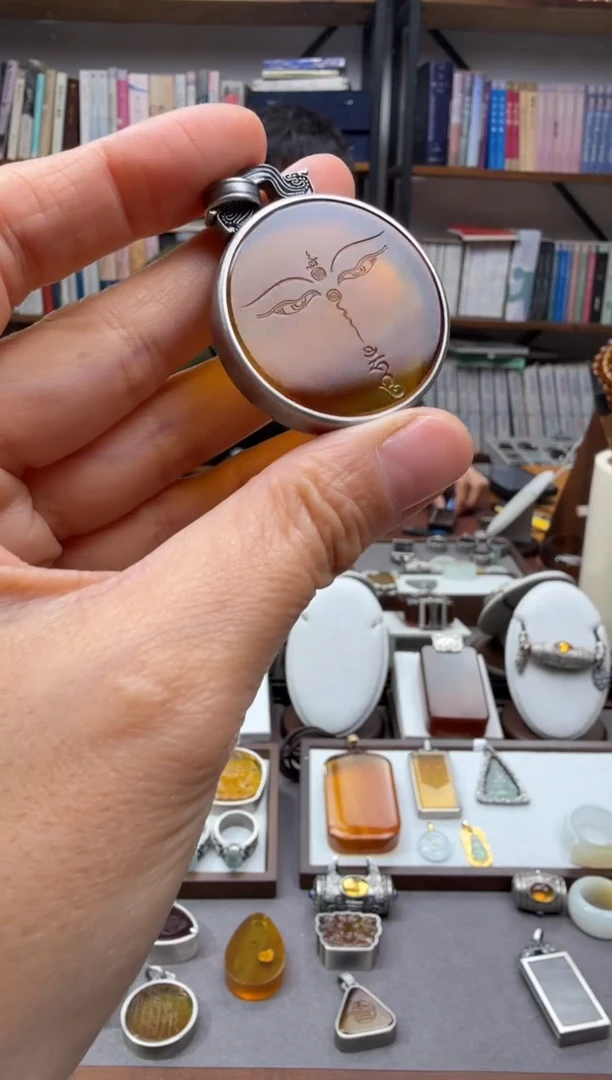 琥珀颈饰未镶嵌佛眼