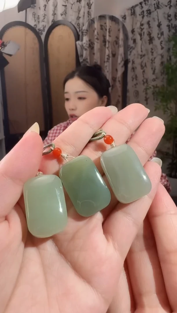 和田玉未镶嵌颈饰无事牌 多样性发其一