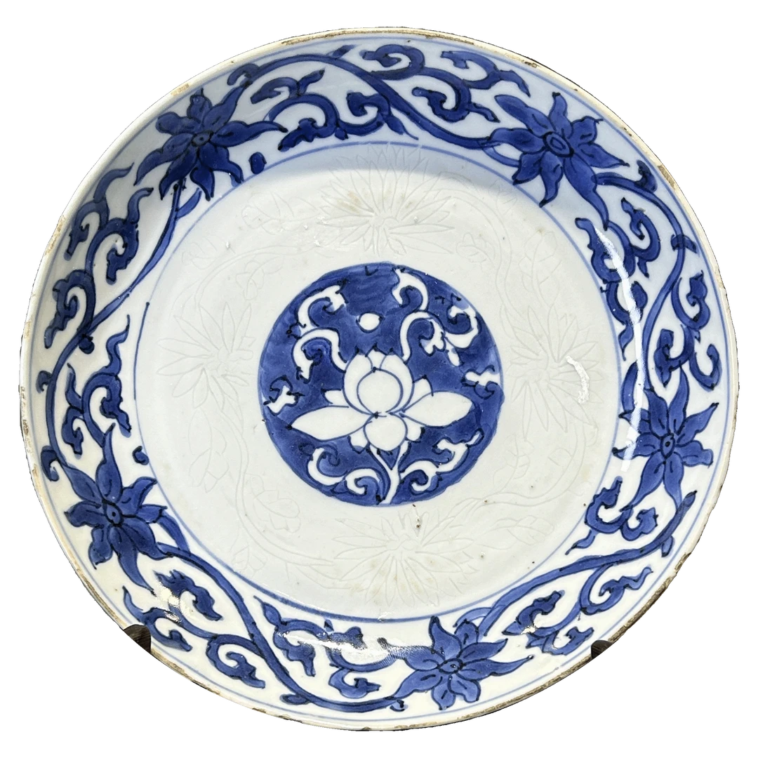 25151950x青花暗刻缠枝莲纹盘