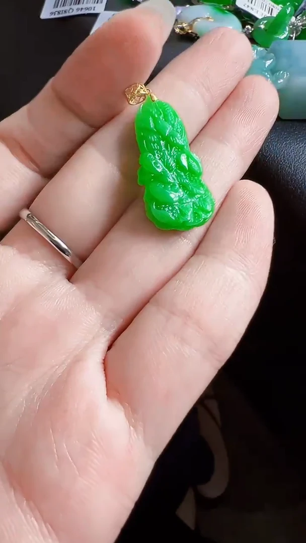 颈饰18K金镶嵌翡翠爪****?白菜