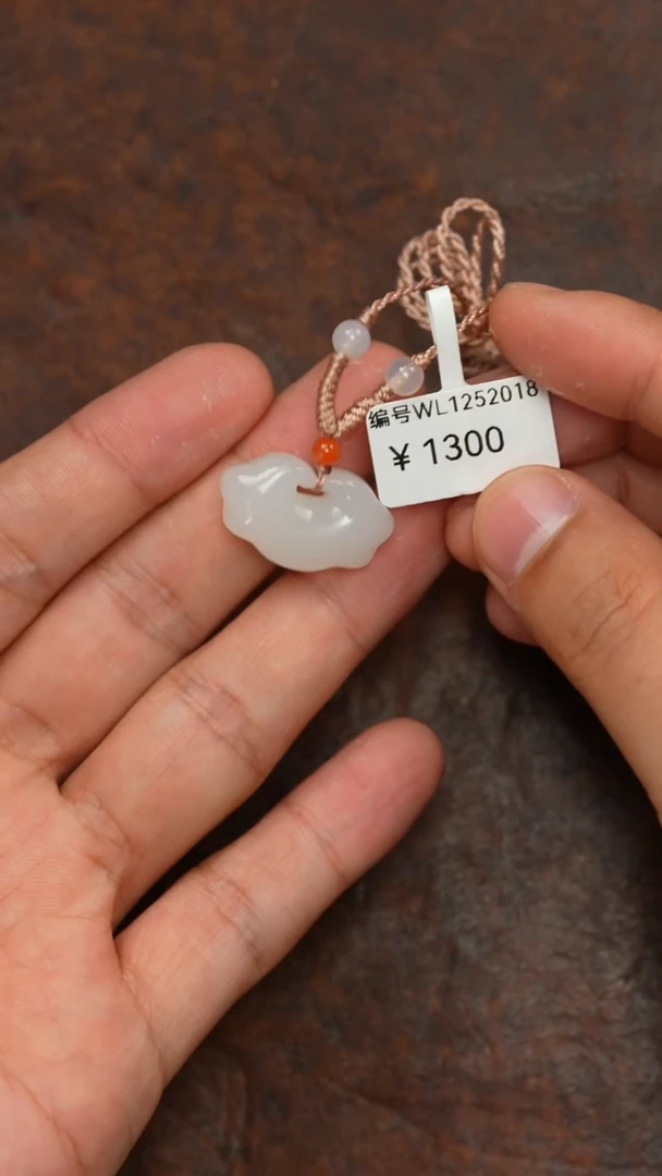 颈饰未镶嵌和田玉吊坠 WL