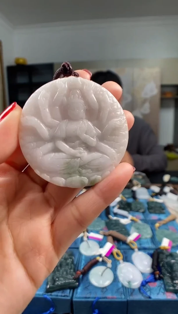 颈饰未镶嵌翡翠  多样性发其一