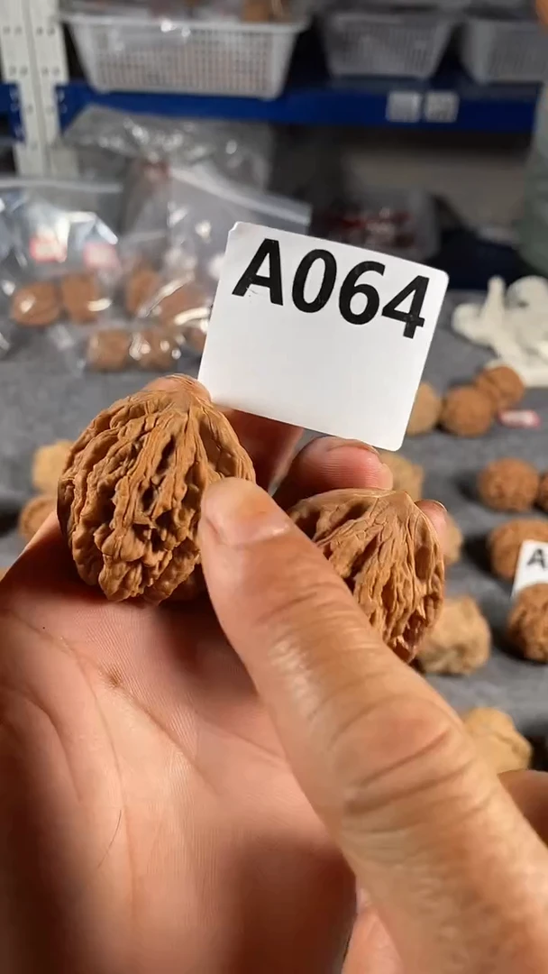 把件文玩核桃40麦穗虎头有黄