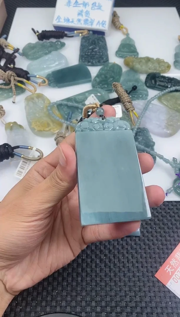 翡翠未镶嵌颈饰