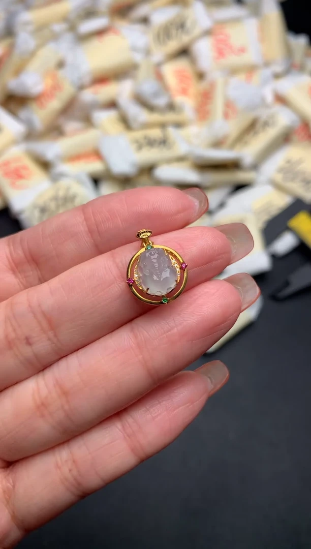 18K金镶嵌挂件翡翠一