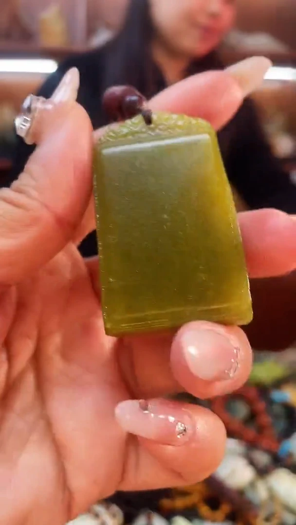 未镶嵌蛇纹石玉吊坠