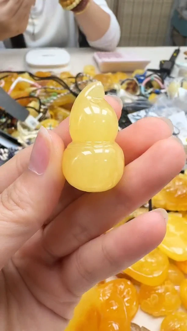未镶嵌琥珀裸石如图