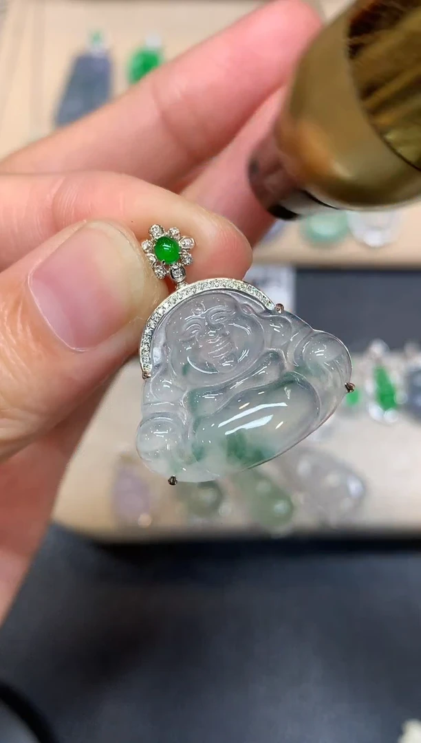 颈饰18K金镶嵌翡翠佛公【无服务费