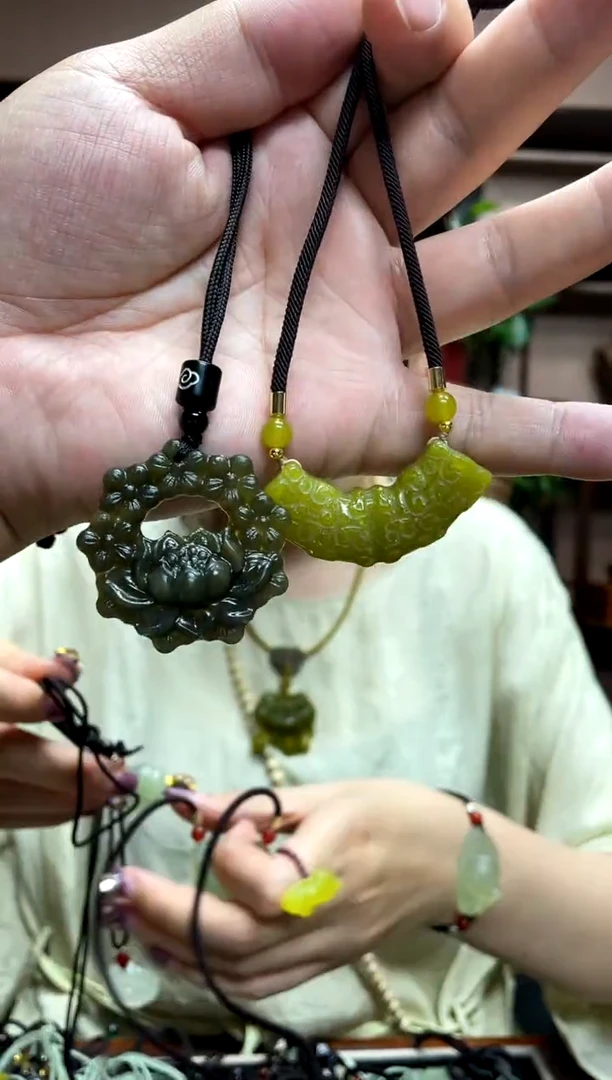 岫玉未镶嵌吊坠·