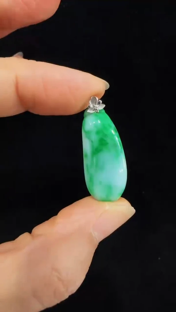 颈饰18K金镶嵌翡翠国风