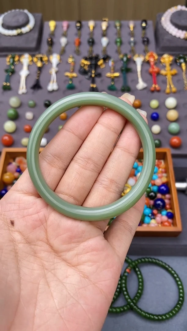 未镶嵌和田玉挂件恩*手镯