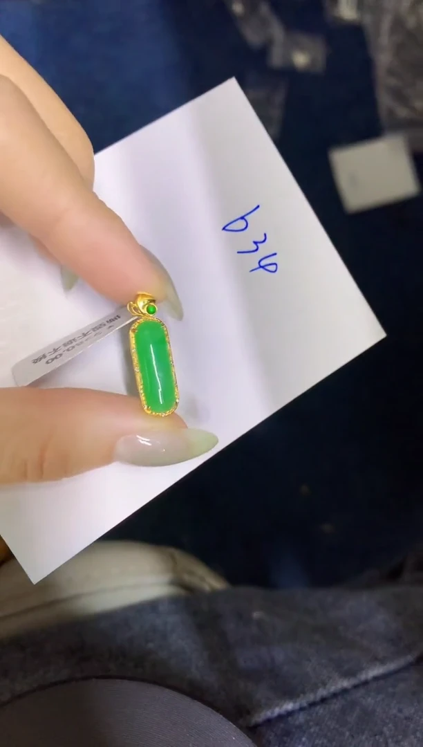 翡翠18K金镶嵌颈饰缅甸天然翡翠A货