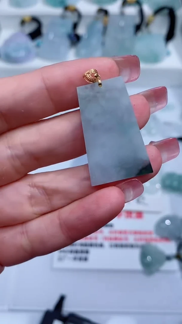 翡翠18K金镶嵌颈饰吊坠