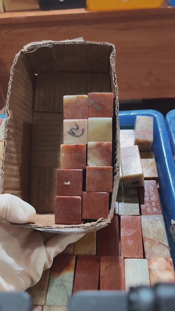 老挝石g*z瑕疵不规则章带雕钮