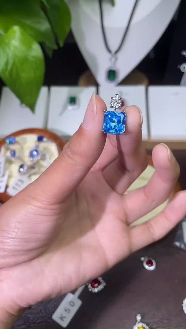 合金颈饰合成钻石蓝宝吊坠