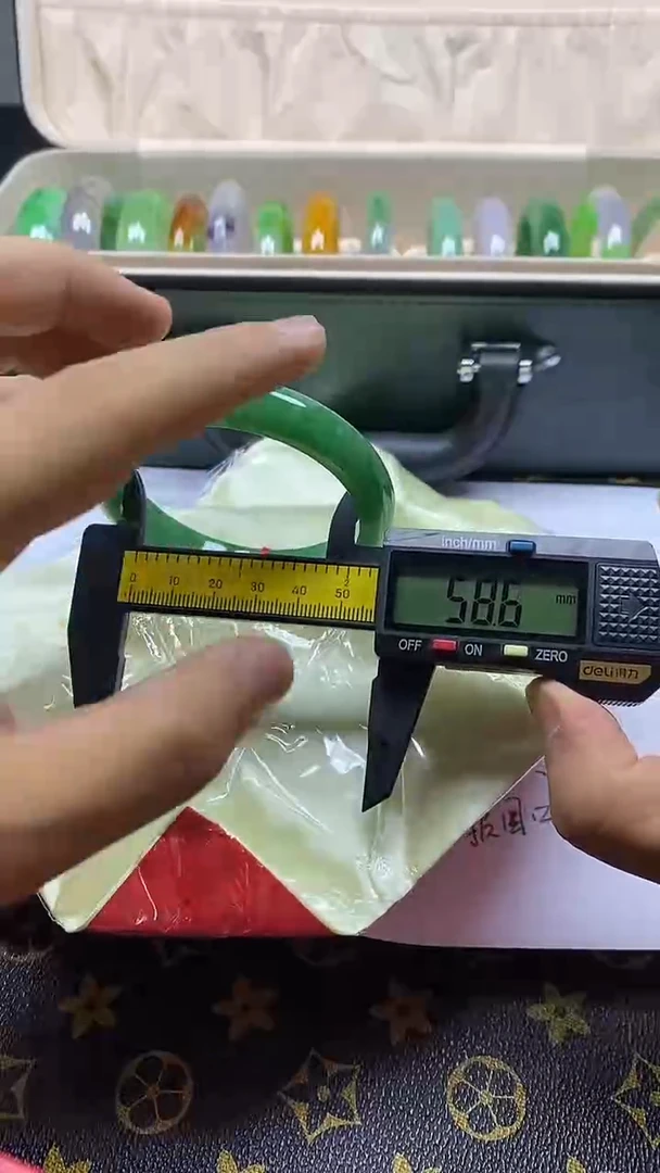 翡翠手镯未镶嵌060